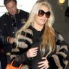 Jessica Simpson, très enceinte, prend l'avion à l'aéroport LAX de Los Angeles, le mardi 22 novembre 2011