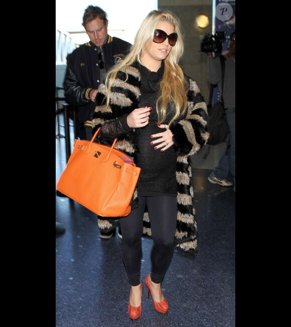 Jessica Simpson prend l'avion à l'aéroport de Los Angeles, le mardi 22 novembre 2011