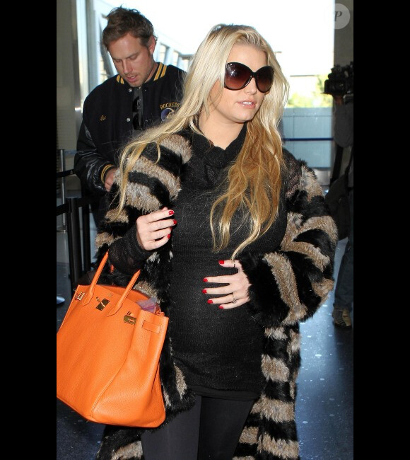 Jessica Simpson s'envole pour le Texas, à l'aéroport LAX de Los Angeles, le mardi 22 novembre 2011