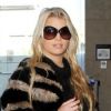 Jessica Simpson prend l'avion à l'aéroport LAX de Los Angeles, le mardi 22 novembre 2011