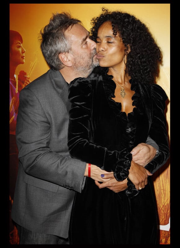 Luc Besson et sa femme Virginie Silla lors de l'avant-première à Paris du film The Lady le 22 novembre 2011