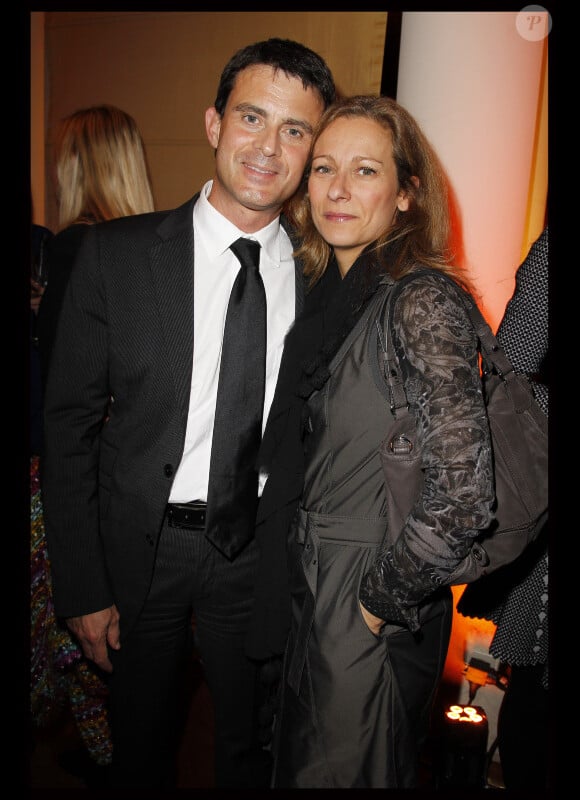 Manuel Valls et son épouse Anne Gravoin lors du cocktail organisé pour la présentation du film The Lady à Paris au Park Hyatt le 22 novembre 2011