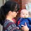 Selma Blair, Jason Bleick et leur bébé Arthur en balade le 23 novembre 2011 à Los Angeles