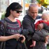 Selma Blair, Jason Bleick et leur bébé Arthur en balade le 23 novembre 2011 à Los Angeles