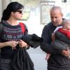 Selma Blair, Jason Bleick et leur bébé Arthur en balade le 23 novembre 2011 à Los Angeles