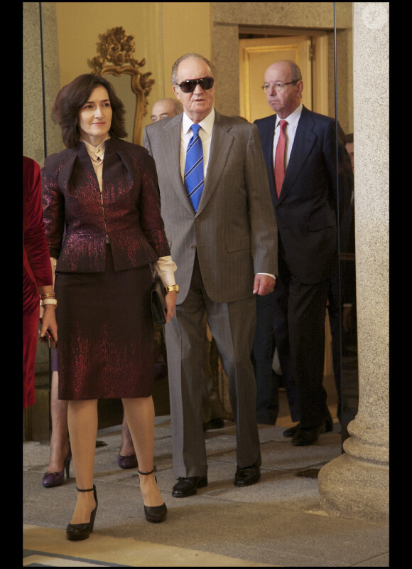 Le roi Juan Carlos et ses lunettes de soleil très branchées lors de la remise des médailles d'or des Beaux-Arts au ministère de la Culture, à Madrid, le 24 novembre 2011