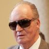 Le roi Juan Carlos et ses lunettes de soleil lors de la remise des médailles d'or des Beaux-Arts au ministère de la Culture, à Madrid, le 24 novembre 2011