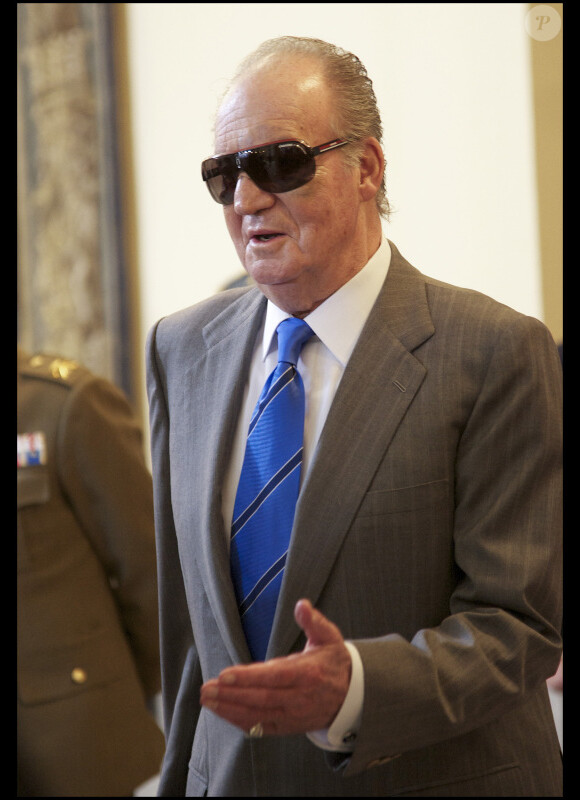 Le roi Juan Carlos arborait des lunettes de soleil lors de la remise des médailles d'or des Beaux-Arts au ministère de la Culture, à Madrid, le 24 novembre 2011