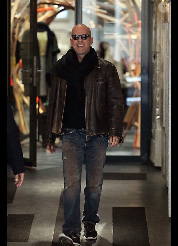 Bruce Willis en pleine séance shopping avec ses filles le 25 novembre 2011 à Paris