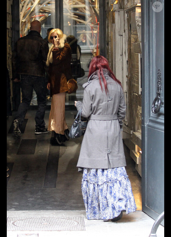 Scout Larue en pleine séance shopping avec sa soeur Rumer le 25 novembre 2011 à Paris