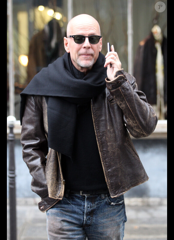 Bruce Willis ne lâche jamais son téléphone, même en plein Paris le 25 novembre 2011