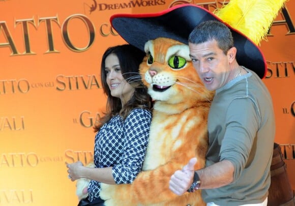 Les trois héros du film Le Chat Potté, Salma Hayek, le chat et Antonio Banderas, à Rome pour le photocall du film le 25 novembre 2011.
