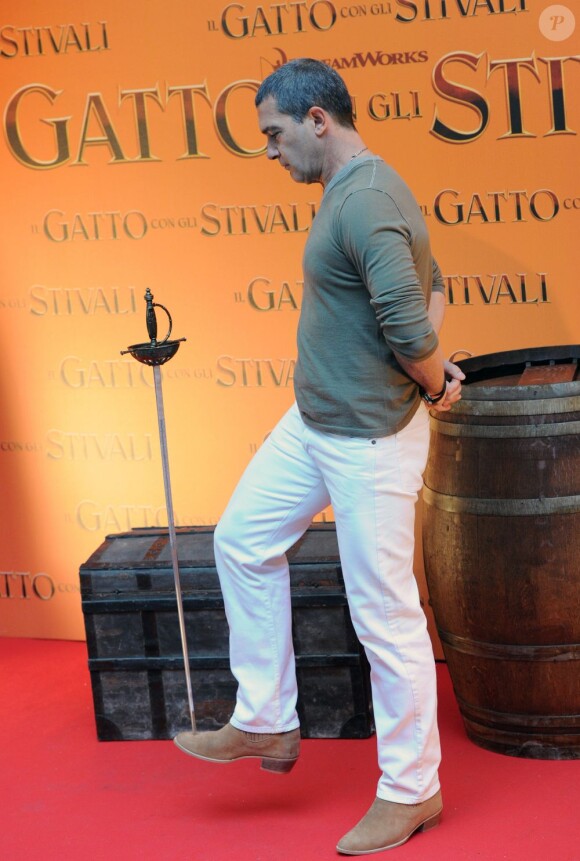 L'acteur Antonio Banderas, en équilibre avec une épée sur le pied, à Rome pour le photocall du film Le Chat Potté, le 25 novembre 2011.