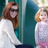 Rien ne pouvait altérer la bonne humeur d'Alyson Hannigan, même pas les photographes que sa fille Satyana remarque lors d'une après midi au parc. Los Angeles, le 25 novembre 2011.