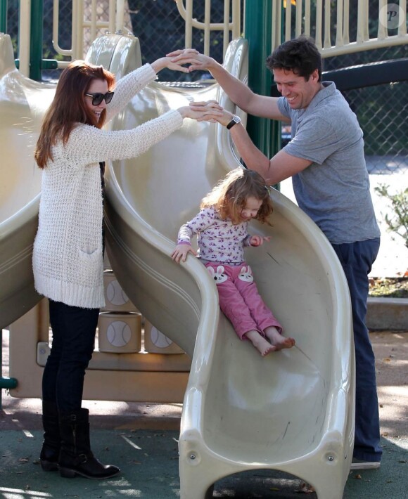 Alyson Hannigan et son mari Alexis Denisof jouent avec leur fille de deux ans, Satyana, à Los Angeles, le 25 novembre 2011.