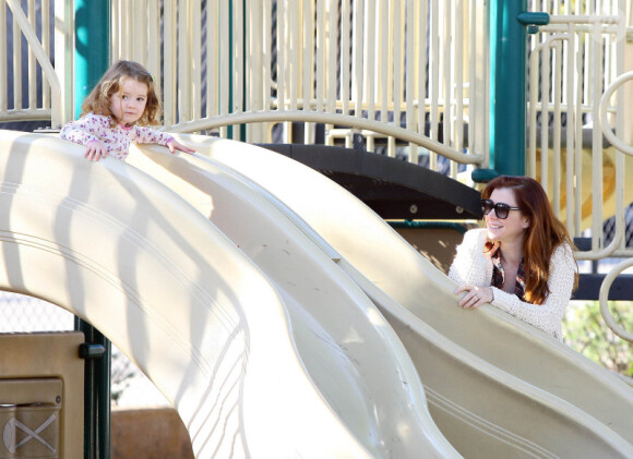 Alyson Hannigan et sa fille Satyana, lors d'une après midi en famille à Los Angeles, le 25 novembre 2011.