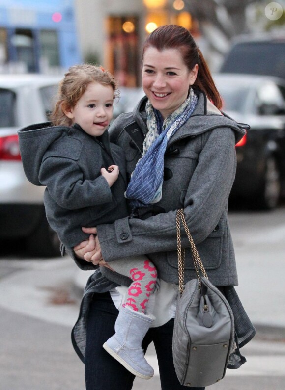 Alyson Hannigan et sa fille Satyana à Los Angeles, le 24 novembre 2011.
