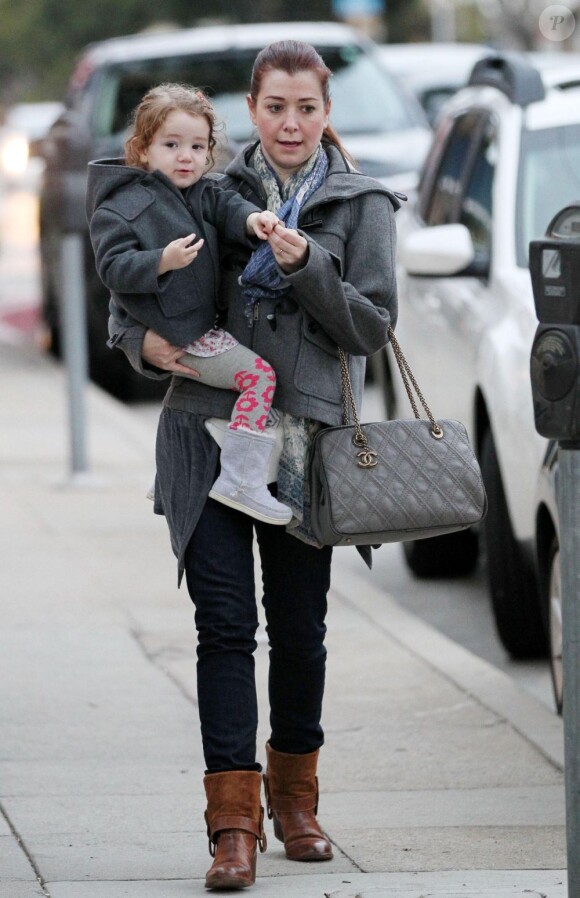 Alyson Hannigan et sa fille de deux ans Satyana à Los Angeles, le 24 novembre 2011.