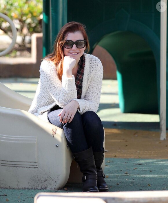 Alyson Hannigan, souriante lors d'une après midi en famille à Los Angeles, le 25 novembre 2011.