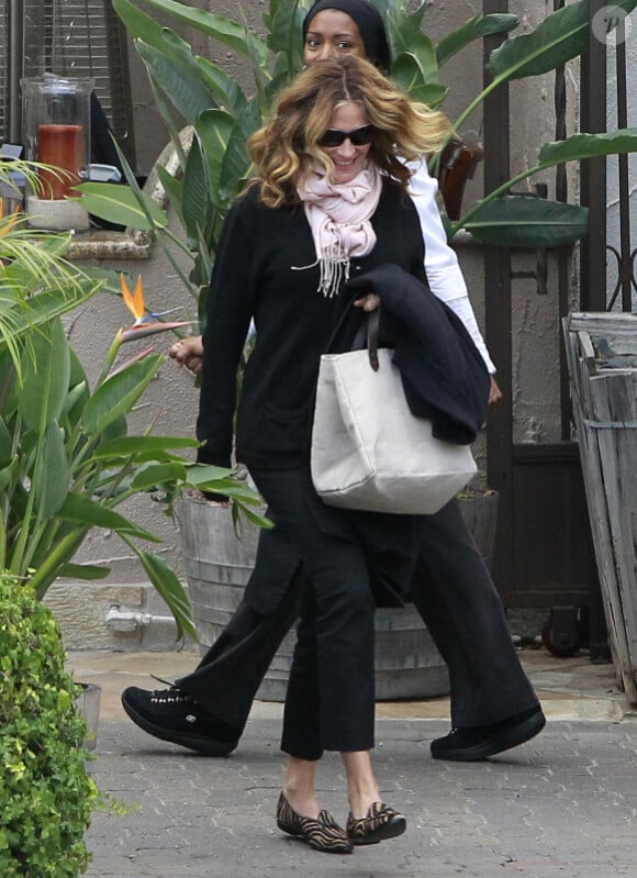 Souriante et décontractée, Julia Roberts est sortie dîner seule à Malibu, le 18 novembre 2011.