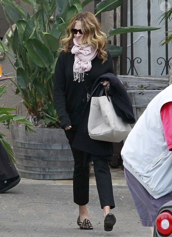Julia Roberts, décontractée à la sortie d'un restaurant à Malibu, le 18 novembre 2011.