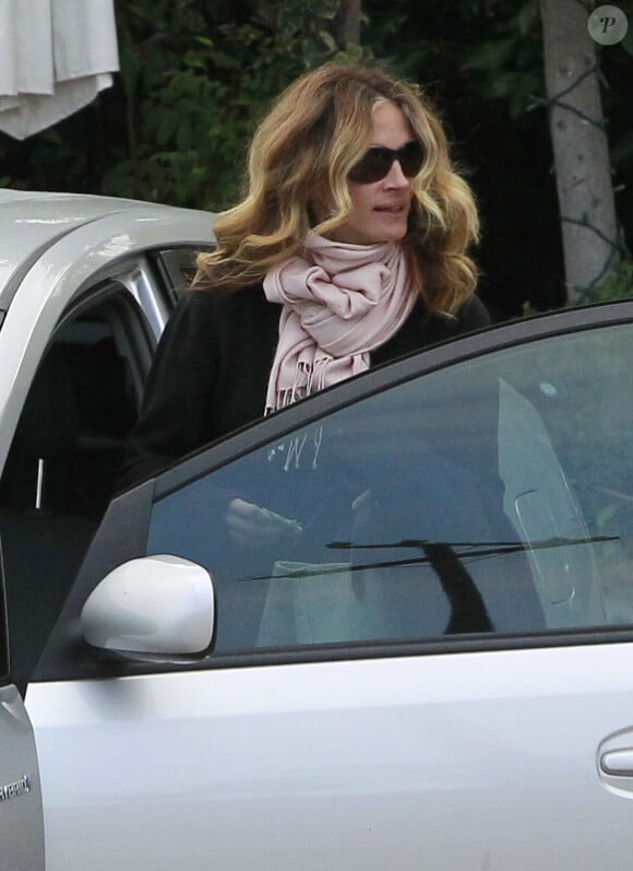 L'actrice Julia Roberts remonte dans sa voiture après avoir dîné dans un restaurant à Malibu, le 18 novembre 2011.