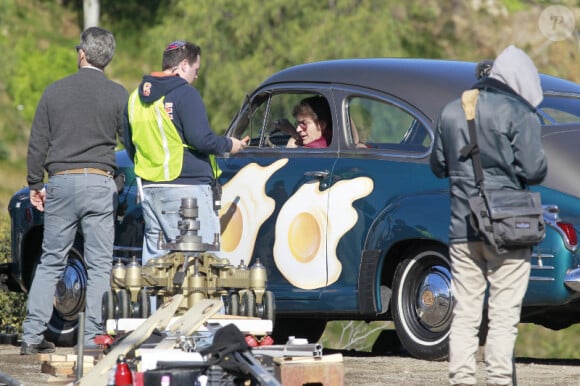 Charlie Sheen, novembre 2011 à Los Angeles, sur le tournage du film A Glimpse Inside the Mind of Charlie Swann III, à moitié nu sous son peignoir