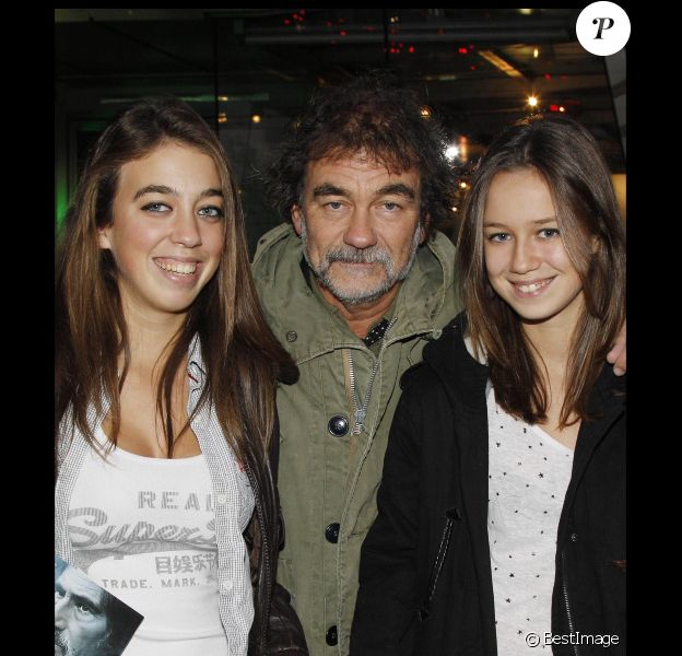Olivier Marchal et ses filles Léa et Zoé lors de l'avant-première du film Les Lyonnais à Paris le 27 novembre 2011
