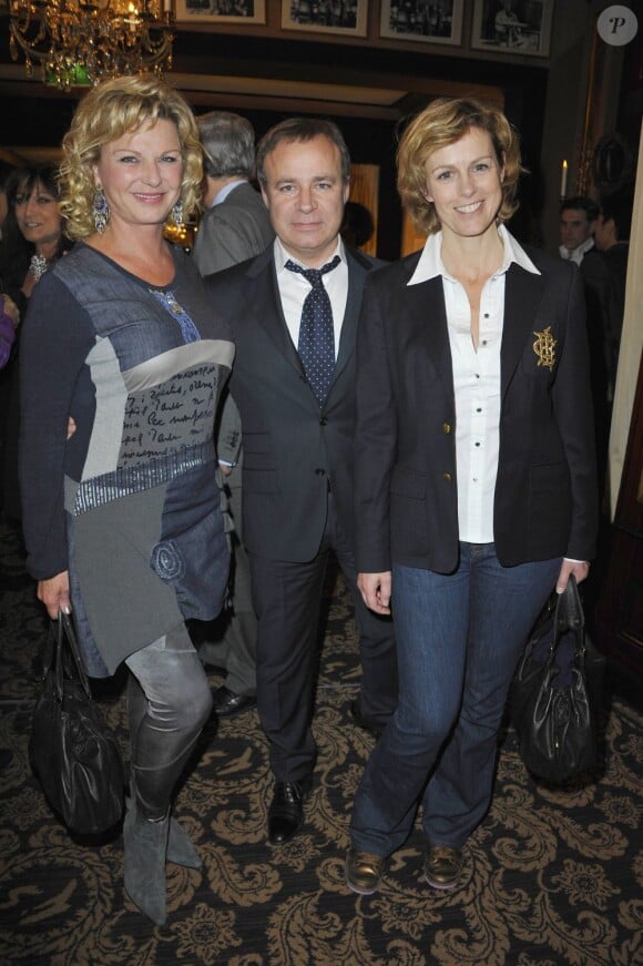 Jeane Manson, Fabien Lecoeuvre et Anne Richard lors de la soirée de charité au profit de l'association Soleil d'Enfance, au Fouquet's à Paris le 29 novembre 2011