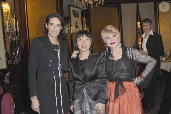 La Princesse Tania de Bourbon Parme, Anh Dao Traxel et Sophie Darel lors de la soirée de charité au profit de l'association Soleil d'Enfance, au Fouquet's à Paris le 29 novembre 2011