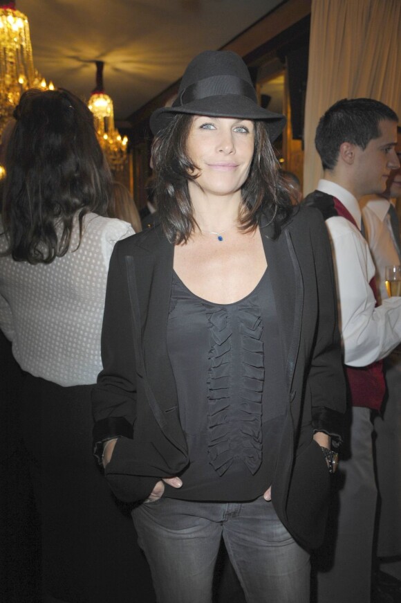 Astrid Veillon lors de la soirée de charité au profit de l'association Soleil d'Enfance, au Fouquet's à Paris le 29 novembre 2011