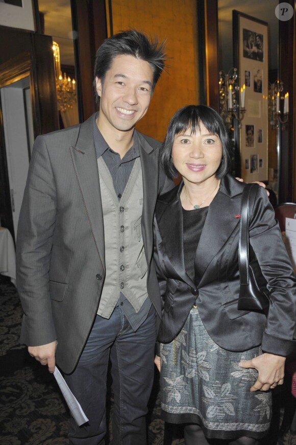 Theo Phan et Anh Dao Traxel lors de la soirée de charité au profit de l'association Soleil d'Enfance, au Fouquet's à Paris le 29 novembre 2011