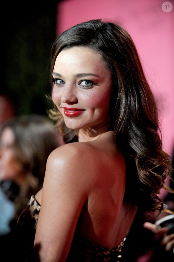 Miranda Kerr époustouflante de beauté a célébré la diffusion du défilé Victoria's Secret sur CBS le 29 novembre 2011