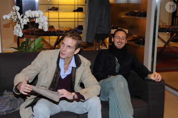 Andrea Casiraghi, chez Tod's, à Milan, achète une paire de mocassins. Le 29 novembre 2011
