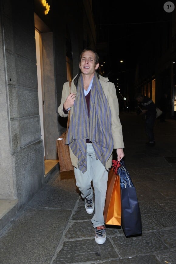 Andrea Casiraghi achète une paire de mocassins à picots, à Milan, chez Tod's. Le 29 novembre 2011