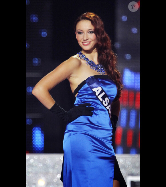 Delphine Wespiser, en robe de soirée, lors de l'élection de Miss France 2012, le samedi 3 décembre 2011.