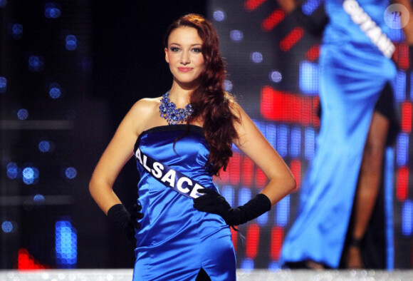 Delphine Wespiser, en robe de soirée, lors de l'élection de Miss France 2012, le samedi 3 décembre 2011.