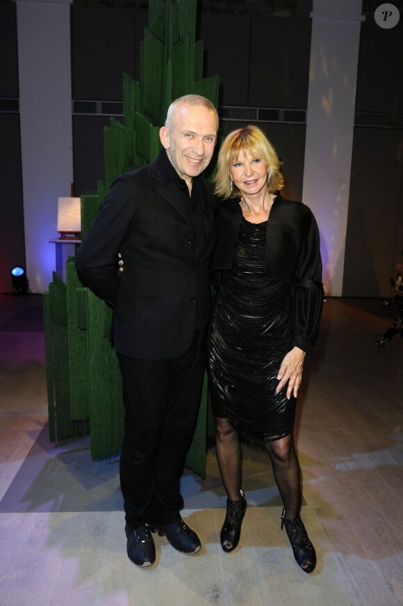 Jean-Paul Gaultier et Marie-Christiane Marek à l'hôtel de Rothschild le 1er décembre 2011 pour l'inauguration de la 16e édition des Sapins de Nöel des créateurs