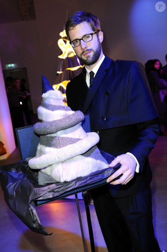 Marc-Antoine Barrois pose avec son sapin pour la 16e édition des Sapins de Noël des créateurs à l'hôtel de Rothschild le 1er décembre 2011 