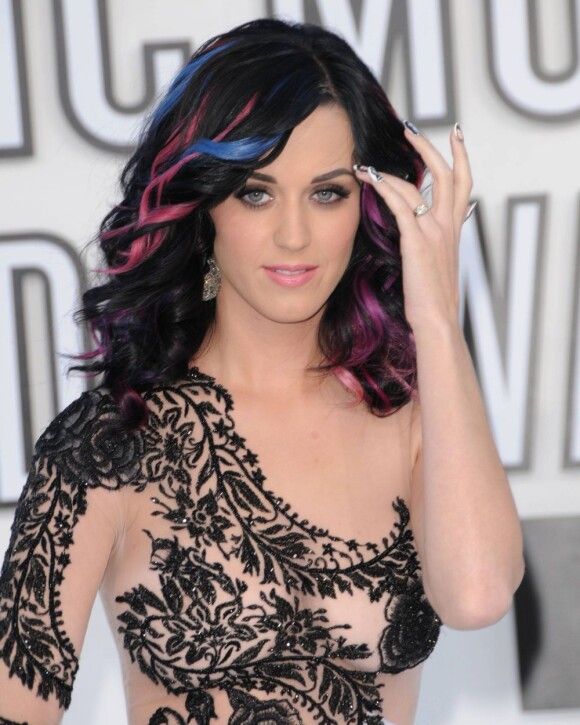 Katy Perry hésite. Le bleu, le rose, le noir plus naturel, un mélange audacieux pas vraiment glamour...
