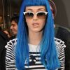Katy Perry se lâche dan sa robe rayée et sa perruque bleue qui fait son effet dans les rues de Paris