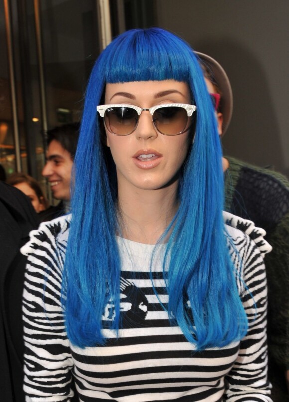 Katy Perry se lâche dan sa robe rayée et sa perruque bleue qui fait son effet dans les rues de Paris