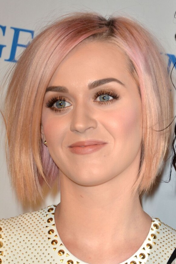 Katy Perry aime les transformations capillaires : dernière en date, une couleur à mi chemin entre le blond et le rose qui lui va comme un gant. Assagie Katy ?