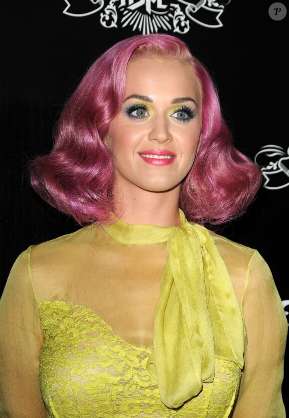 Un carré rose pour illumine la nuit : Katy Perry en mode provoc à souhait mais tellement irrésistible 