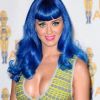 Katy Perry version Schtroumpf sexy avec sa perruque bleue lumineuse. Elle ne recule devant rien pour se faire remarquer.