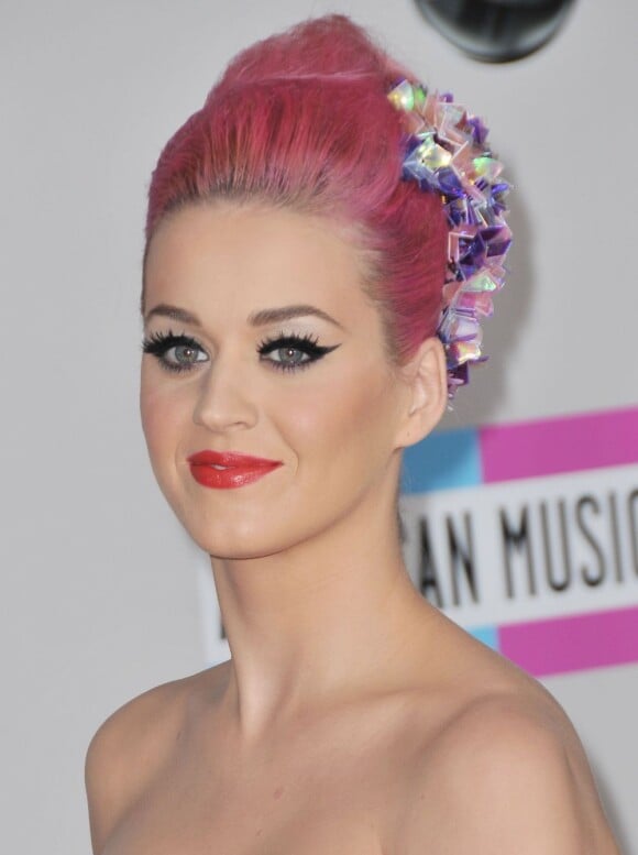 En mode Geisha du 21e siècle, Katy Perry ose la coiffure d'inspiration asiatique et la couleur très, très made in USA