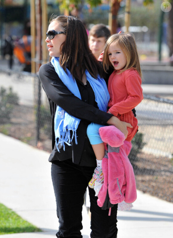 Jennifer Garner, enceinte : sa petite Seraphina est de plus en plus à croquer dans un parc de Santa Monicale 4 décembre 2011
