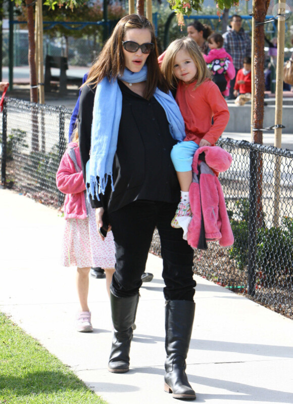Jennifer Garner, enceinte, profite de ses filles Violet et Seraphina passent l'après-midi dans un parc de Santa Monicale 4 décembre 2011
