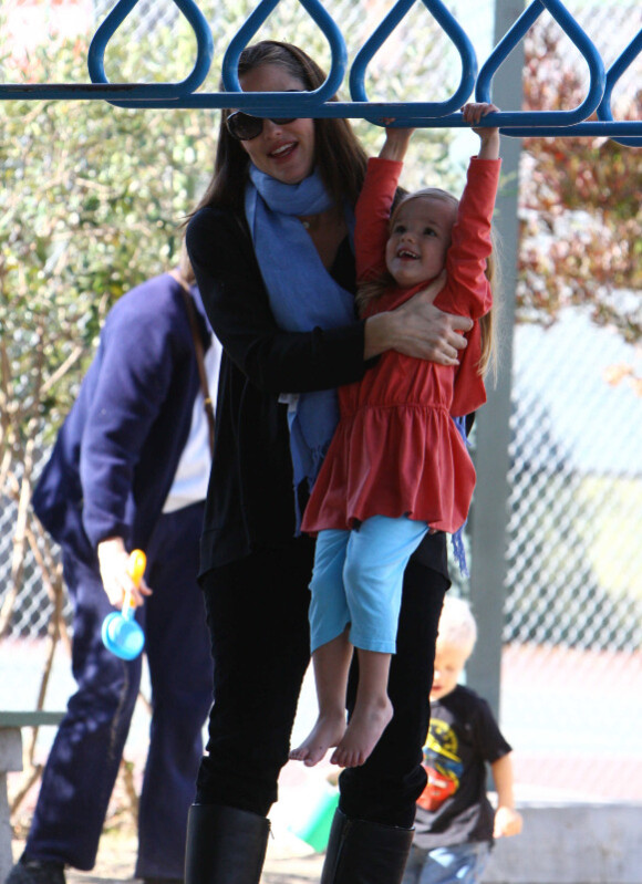 Jennifer Garner, enceinte : moment acrobatique pour sa petite Seraphina, de plus en plus à croquer, dans un parc de Santa Monicale 4 décembre 2011