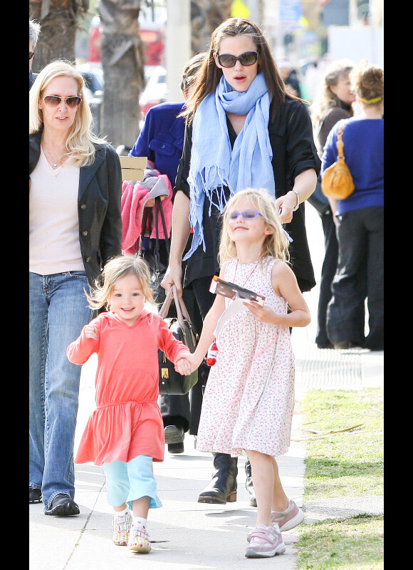 Jennifer Garner, enceinte : ses deux petites blondes Violet et Seraphina sont de plus en plus craquantes à Santa Monicale 4 décembre 2011